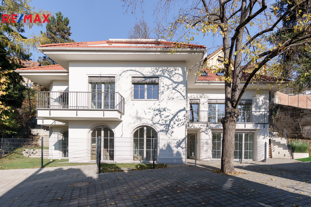 Prodej - bytová jednotka 4+kk – 128,72 m², zahrada 109,02 m², 2 parkovací stání. Praha 10 – Záběhlice u Hamru