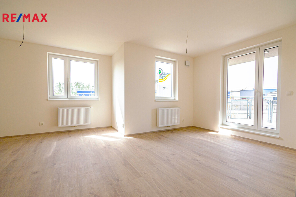 Obývací prostor se vstupem na terasu