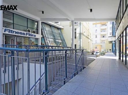 Pronájem obchodní prostor, 325 m²