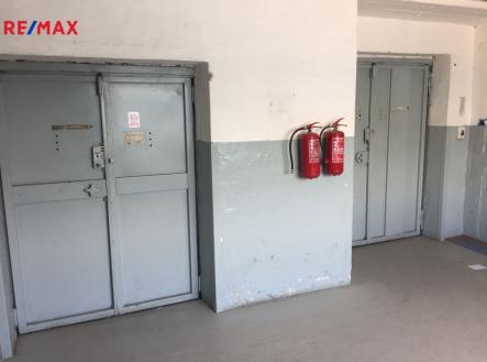 Pronájem skladovací prostor, 800 m²