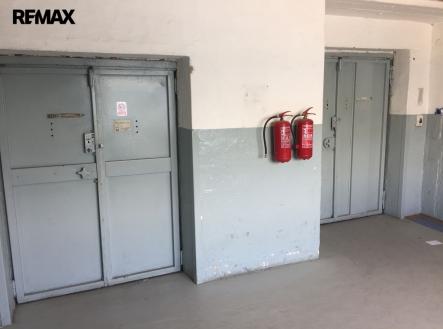 Pronájem skladovací prostor, 800 m²