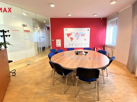 Pronájem kanceláře, 282 m²