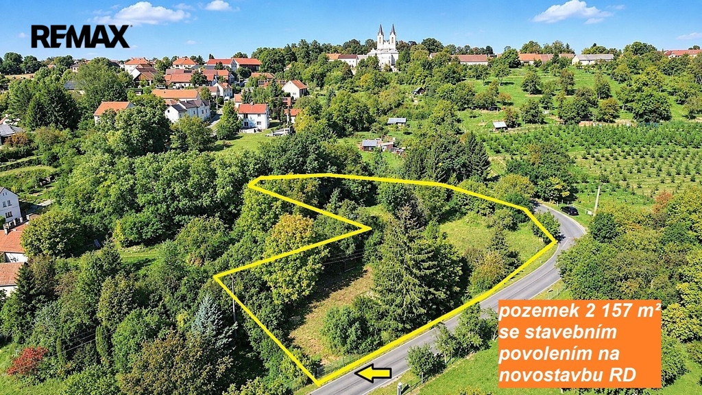 Pohled na pozemek s vydaným stavebním povolením na RD