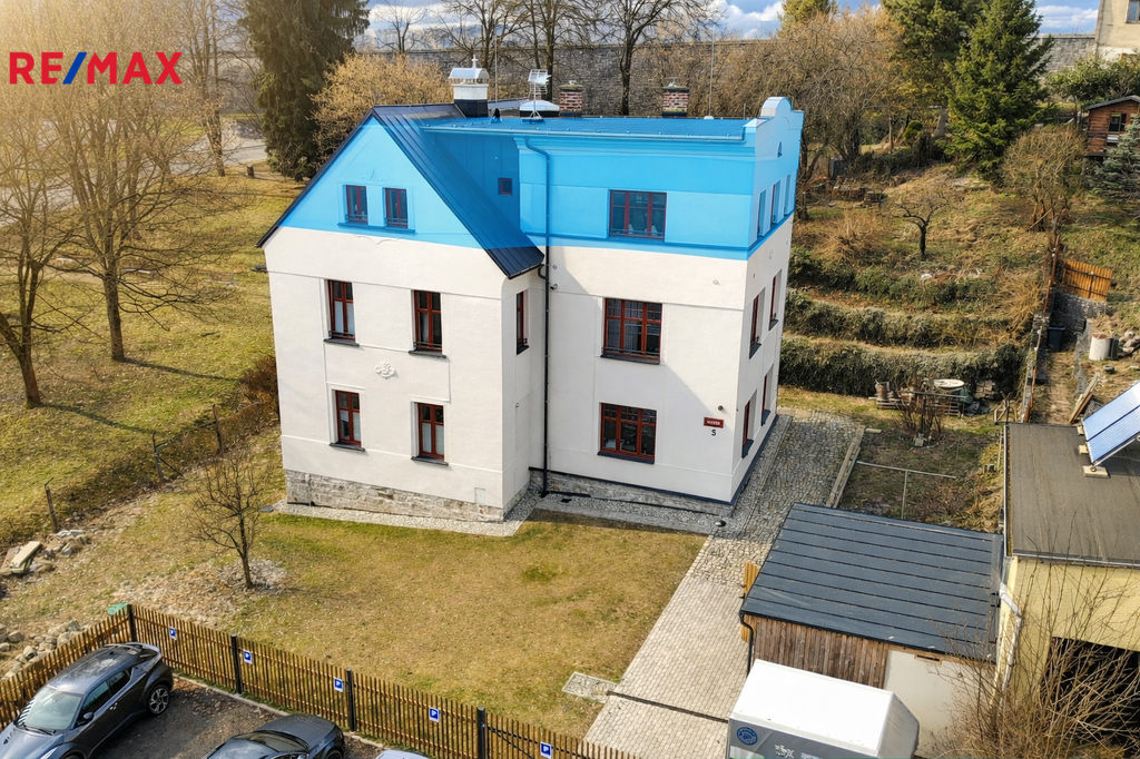 byt zabírá celé podkrovní patro domu