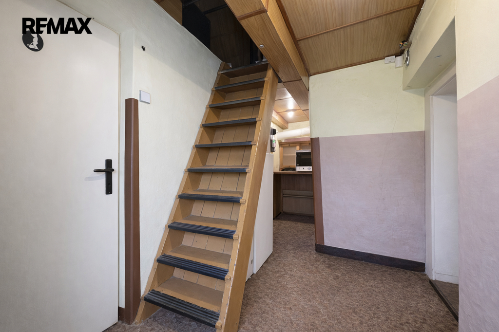 zádveří a vstupní chodba se schodištěm na půdu