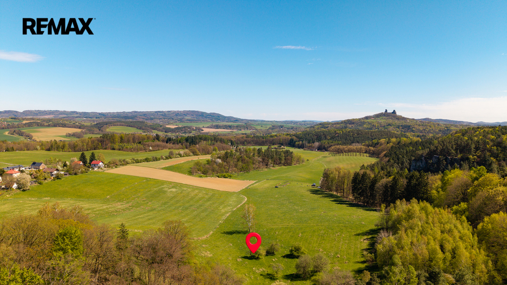 Pozemek, v pozadí Hrad Trosky