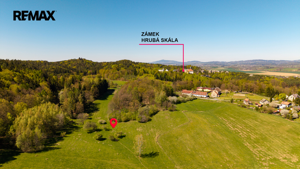Pozemek, v pozadí zámek Hrubá Skála