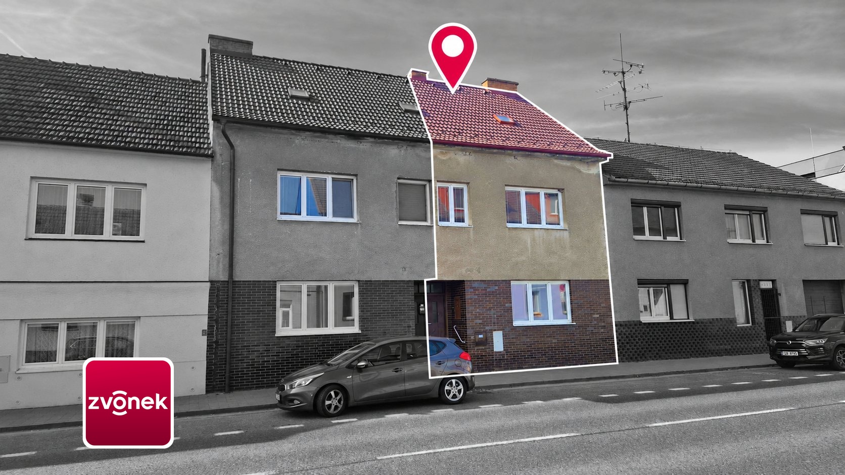 Barevně zvýrazněný řadový dům s mapovým špendlíkem