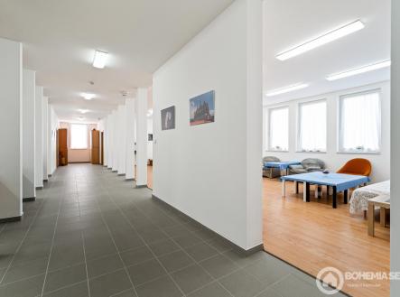 Pronájem kanceláře, 284 m²