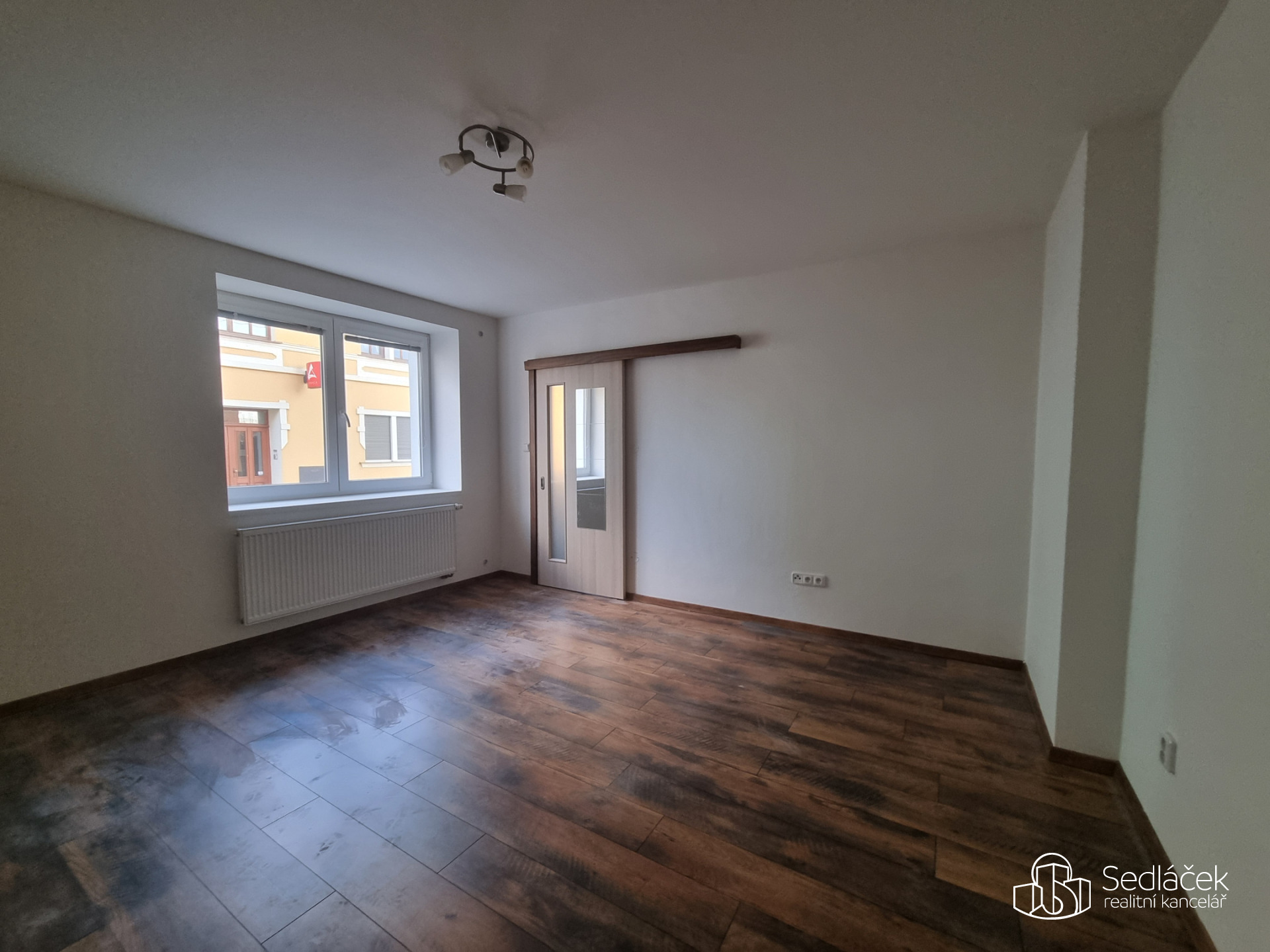 Klidné bydlení 1+1 Sokolov – zahrada, parkování