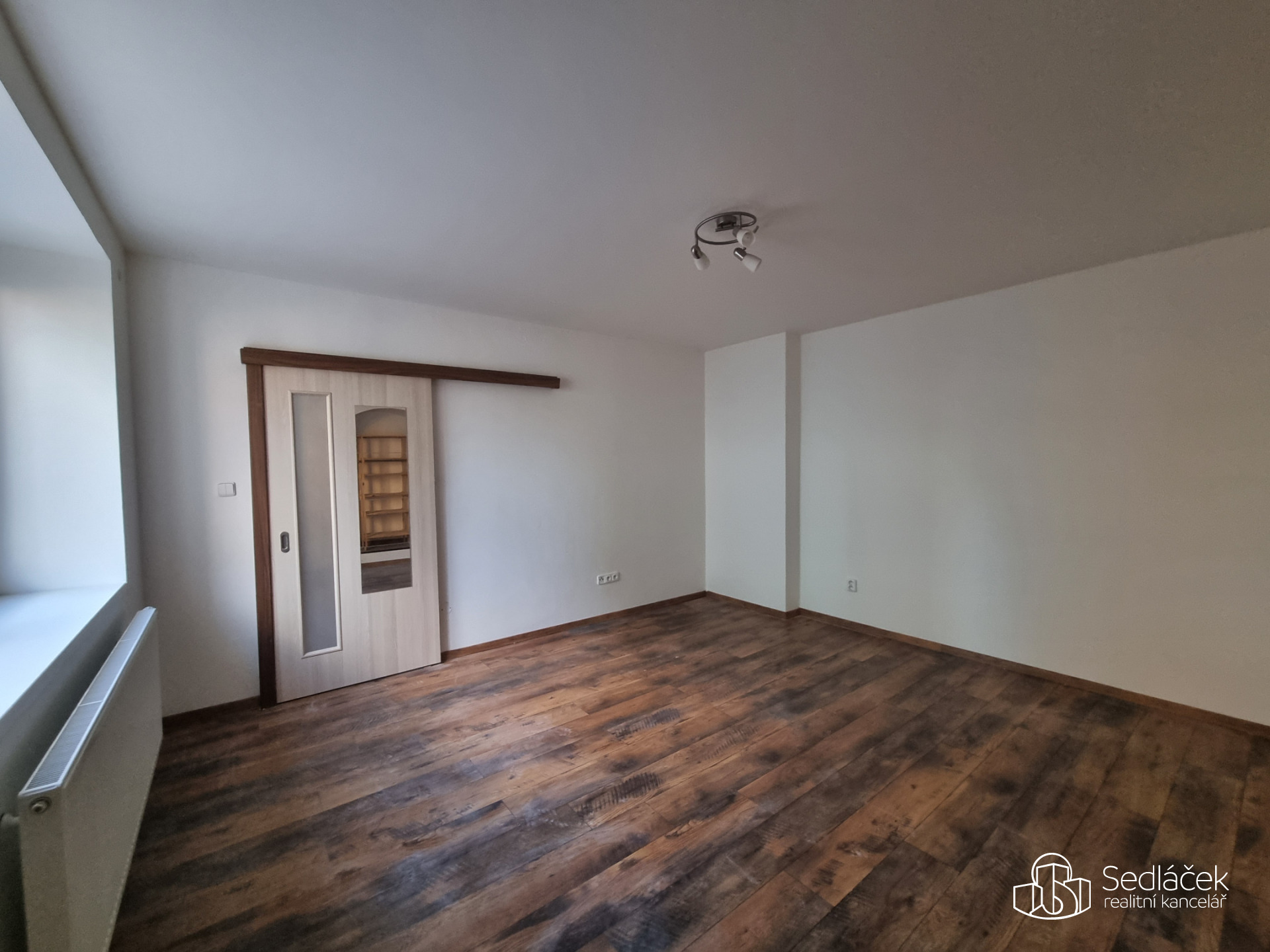 Klidné bydlení 1+1 Sokolov – zahrada, parkování