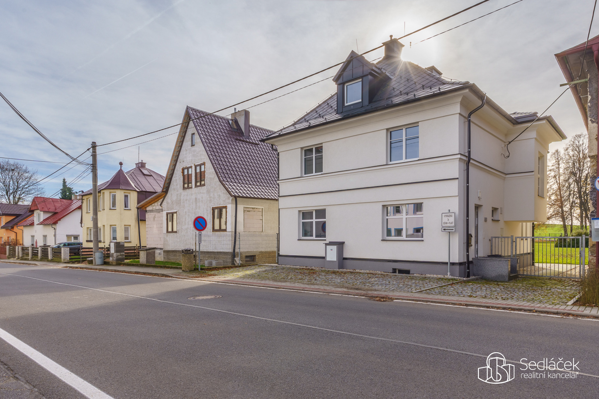 Dům se dvěma bytovými prostory, komerčně využitelným přízemím a užitným suterénem v Krajkové