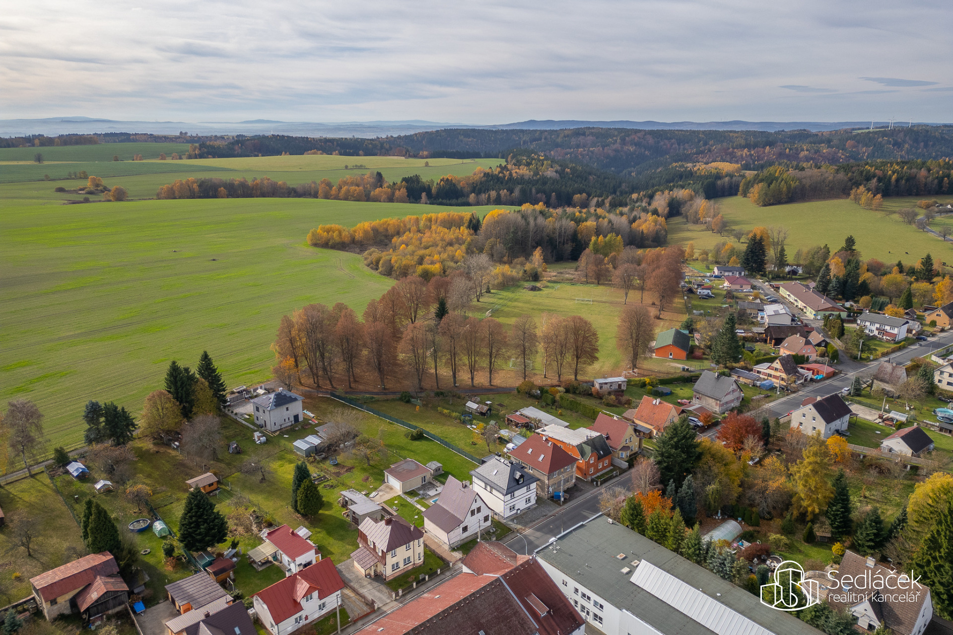 Dům se dvěma bytovými prostory, komerčně využitelným přízemím a užitným suterénem v Krajkové