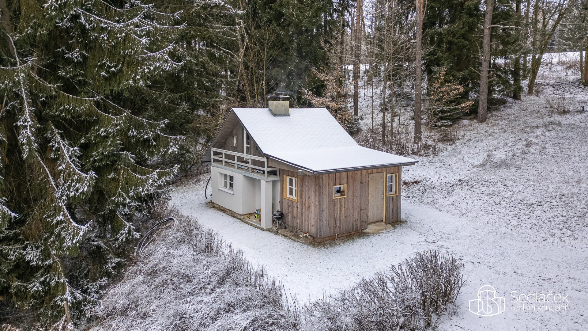 Chata uprostřed přírody