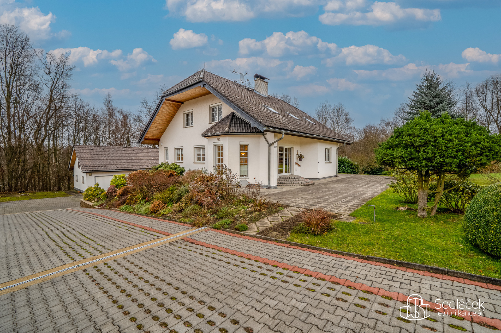 Rodinná vila s velkorysou dispozicí, garáží na tři auta  a pozemkem 4 069 m² – Loket