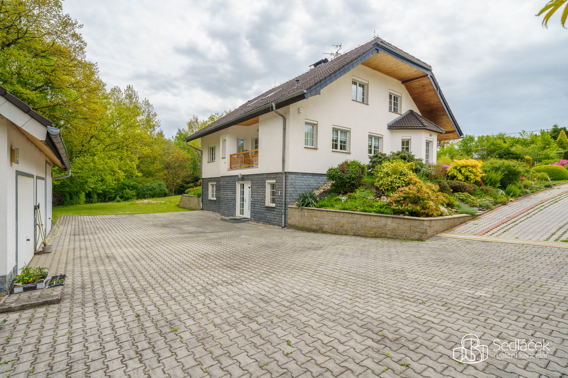 Rodinná vila s velkorysou dispozicí, garáží na tři auta  a pozemkem 4 069 m² – Loket