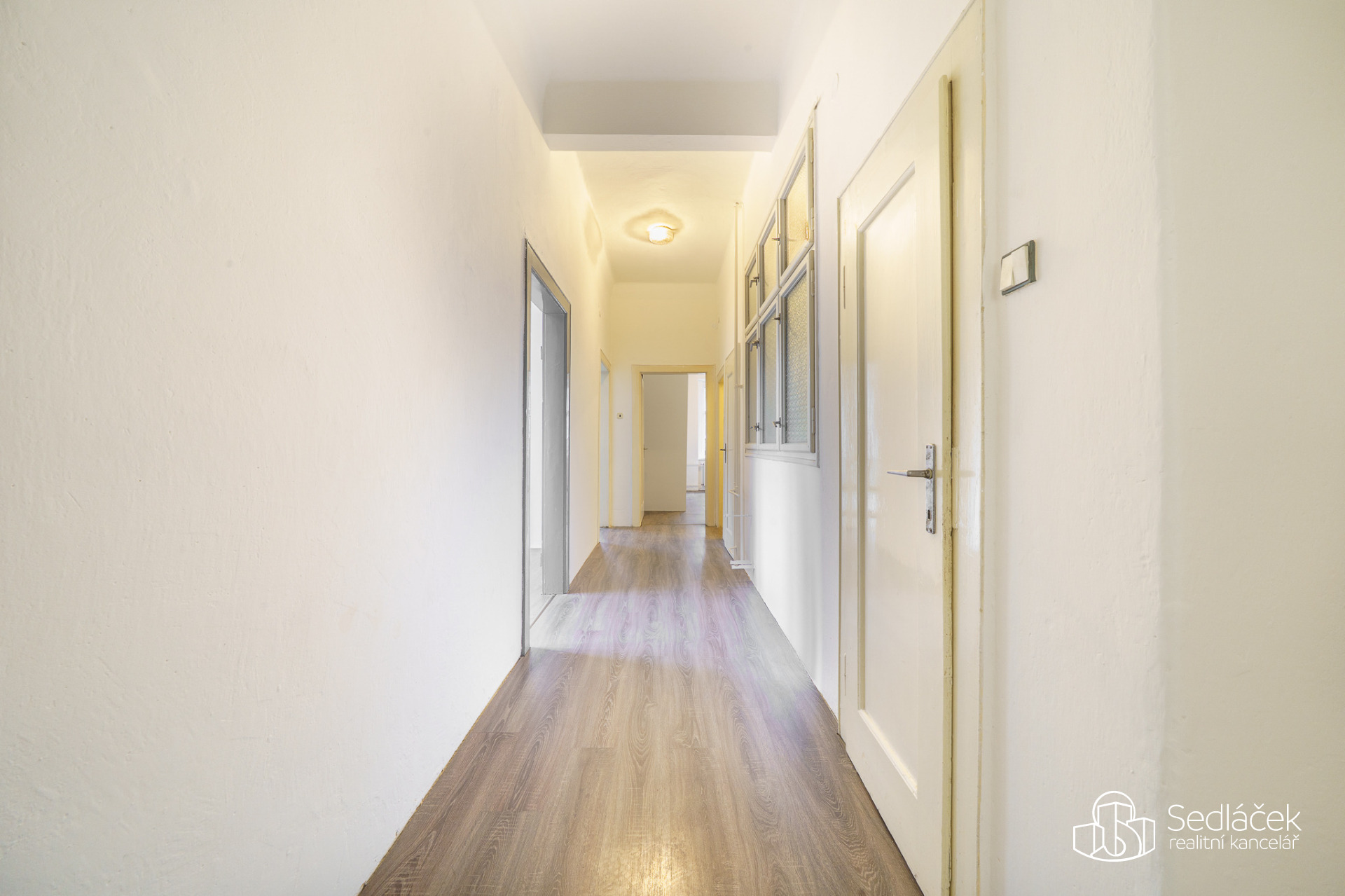 Byt 3+1 s dvěma balkony a unikátním 60m² prostorem navíc .