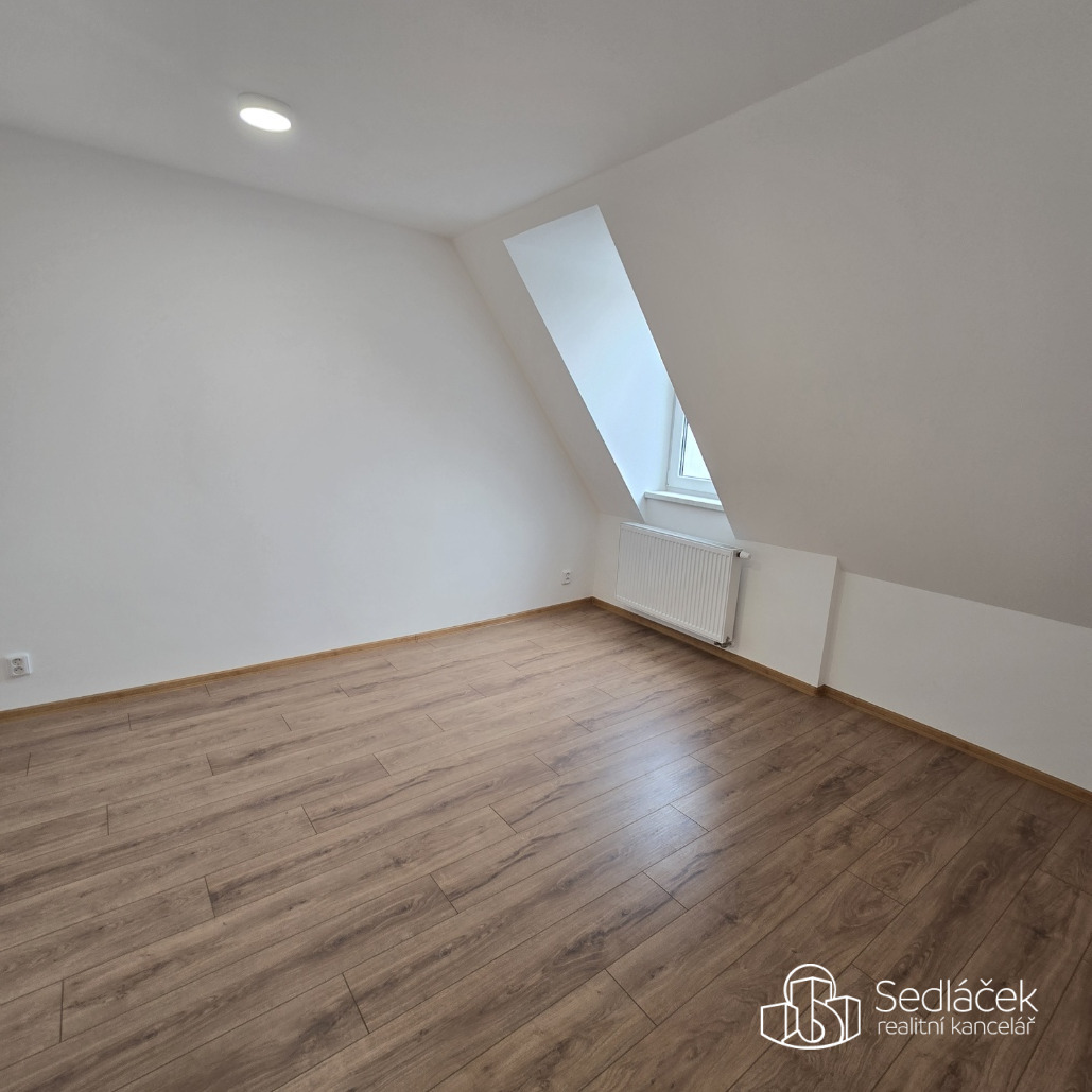 Pronájem podkrovního bytu 1+kk 31m2, centrum Sokolova. 