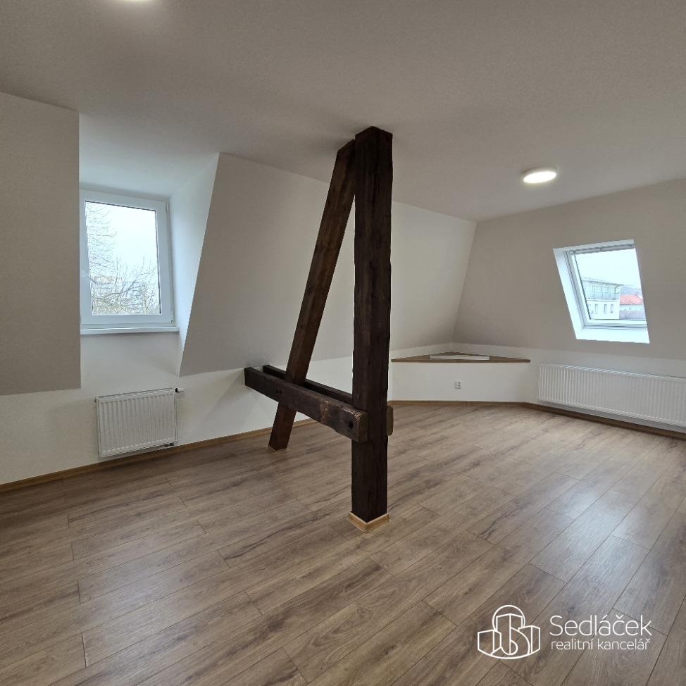 Pronájem podkrovního bytu 1+kk 36m2, centrum Sokolova. 