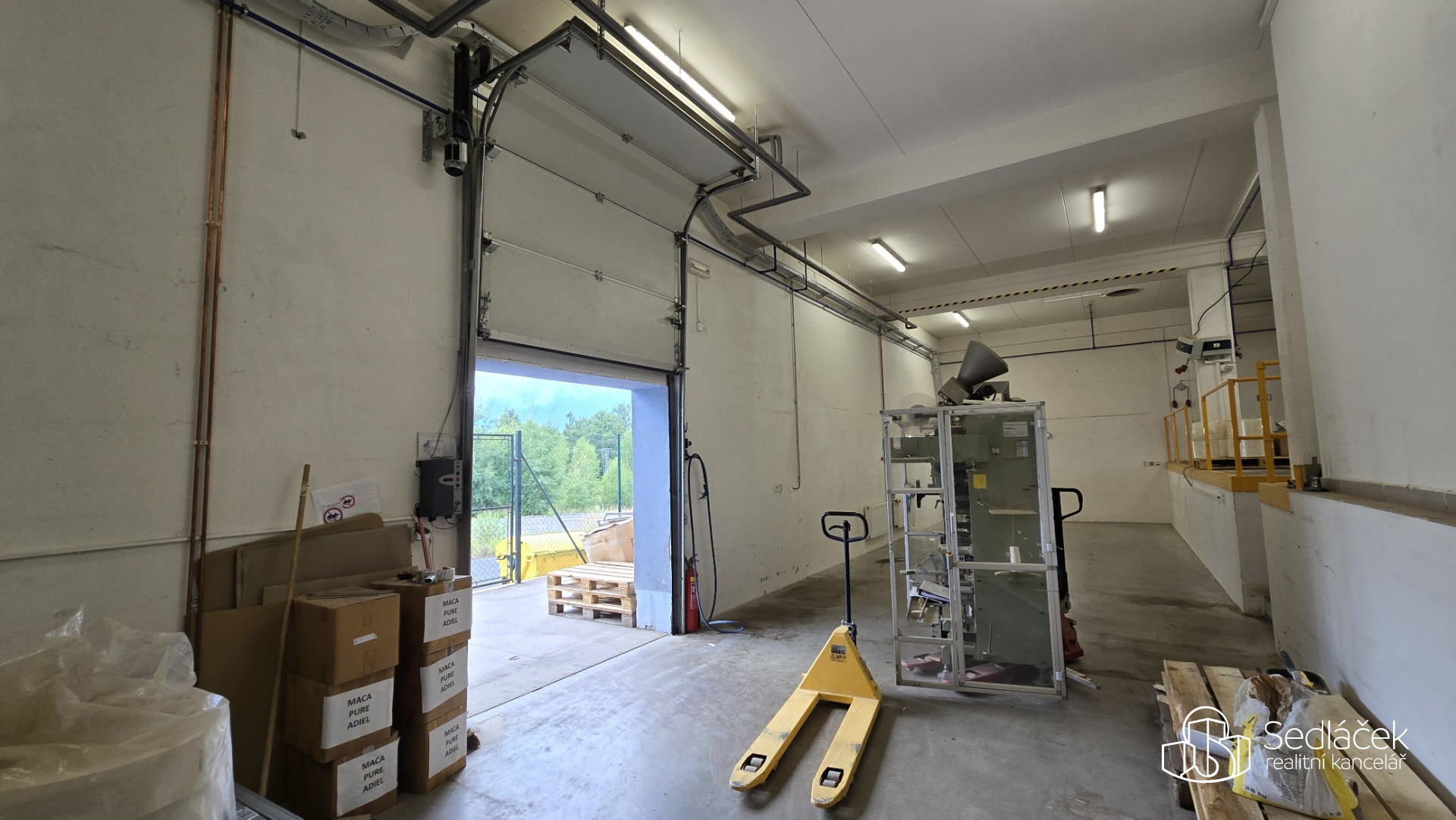 Výrobní / skladová hala 876 m² – Sokolov, rychlé napojení na dálnici D6