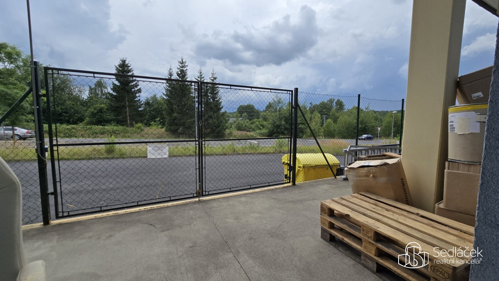 Výrobní / skladová hala 876 m² – Sokolov, rychlé napojení na dálnici D6