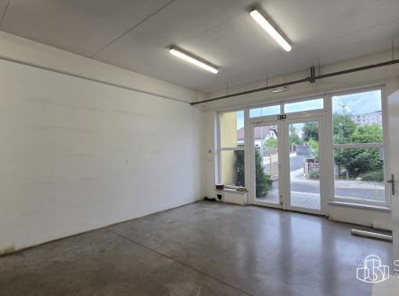 Pronájem komerčního objektu, průmyslový areál, 876 m²