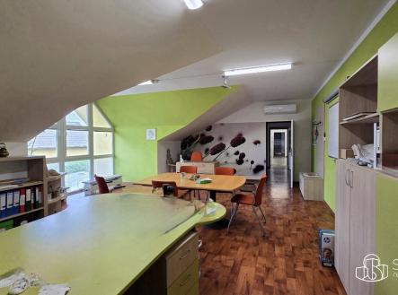 Pronájem komerčního objektu, průmyslový areál, 876 m²