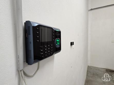 Pronájem komerčního objektu, průmyslový areál, 876 m²