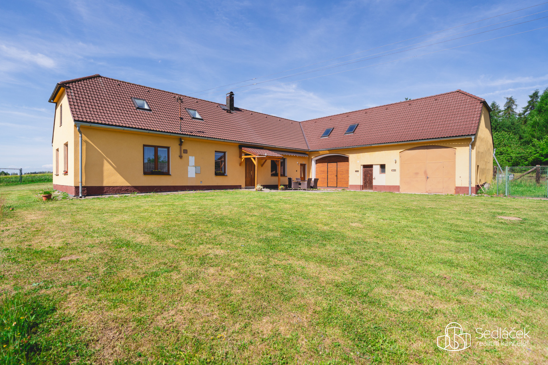 Rodinný dům ve stylu venkovské usedlosti | 9 287 m² pozemků, stodola a potenciál dalšího rozvoje