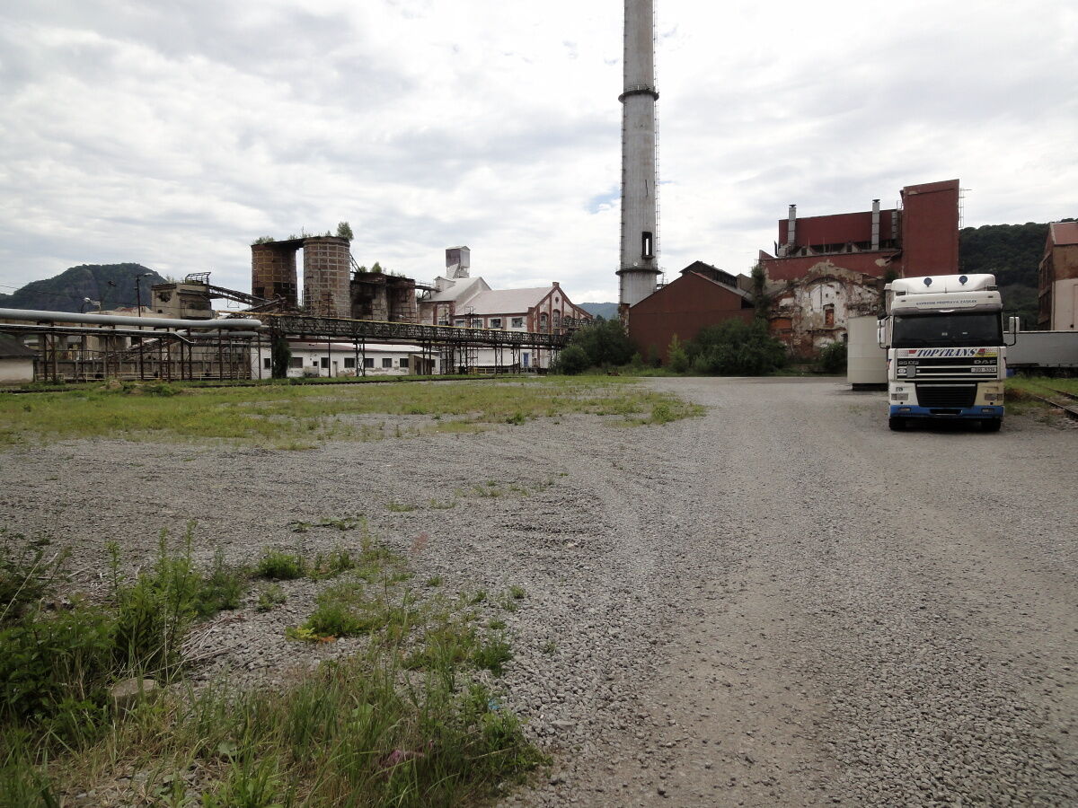 Pronájem různě velkých pozemků uvnitř areálu, např. pro skladování, parkování TIR