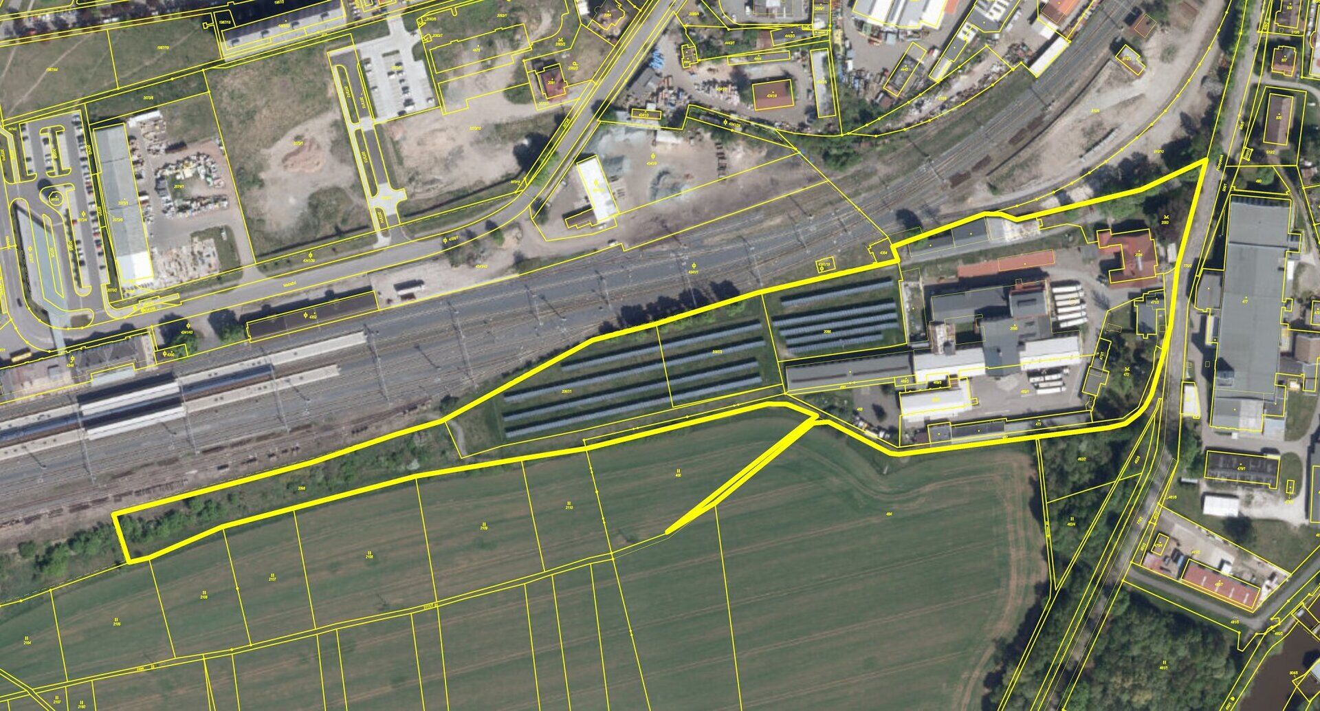 Prodej rozlehlého průmyslového areálu s FVE 495 kWp, který je pronajímán třetím osobám