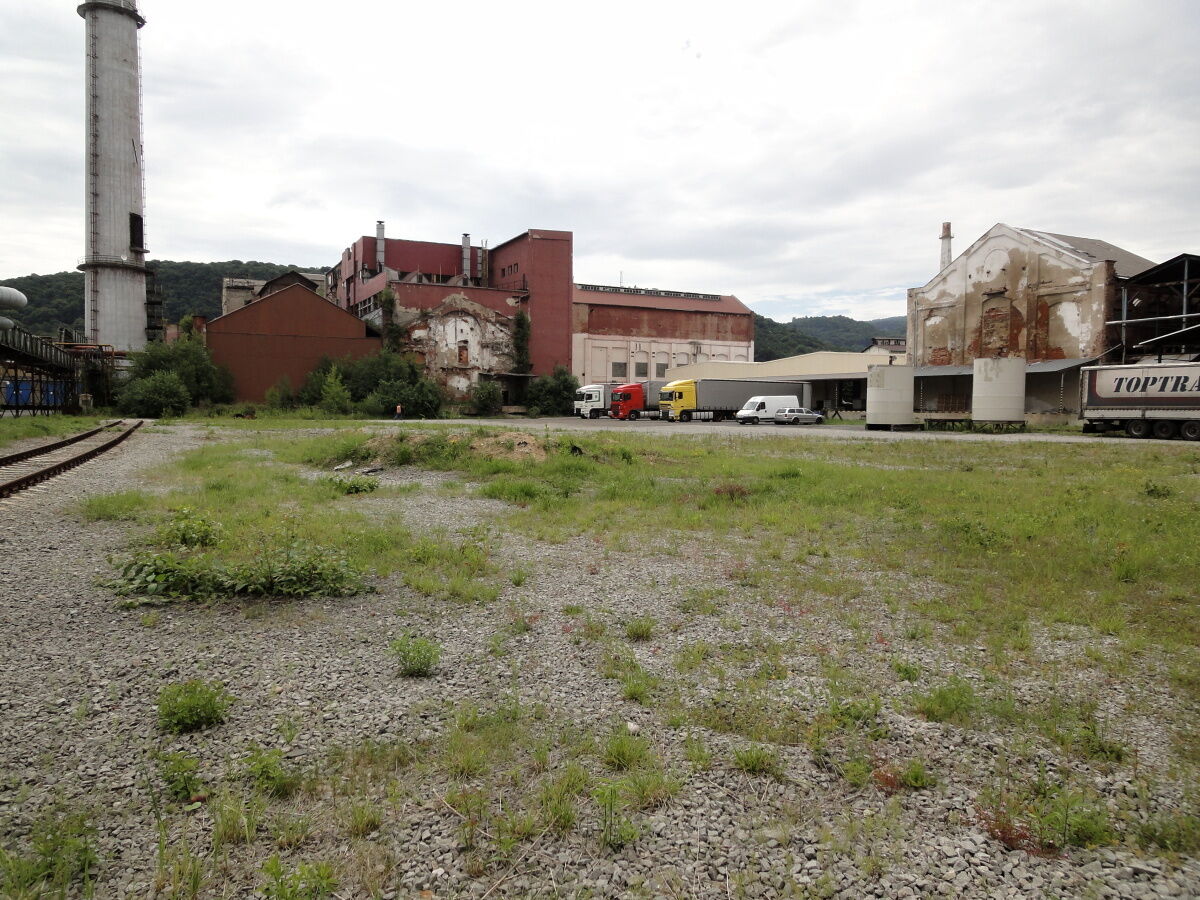 Pronájem různě velkých pozemků uvnitř areálu, např. pro skladování, parkování TIR