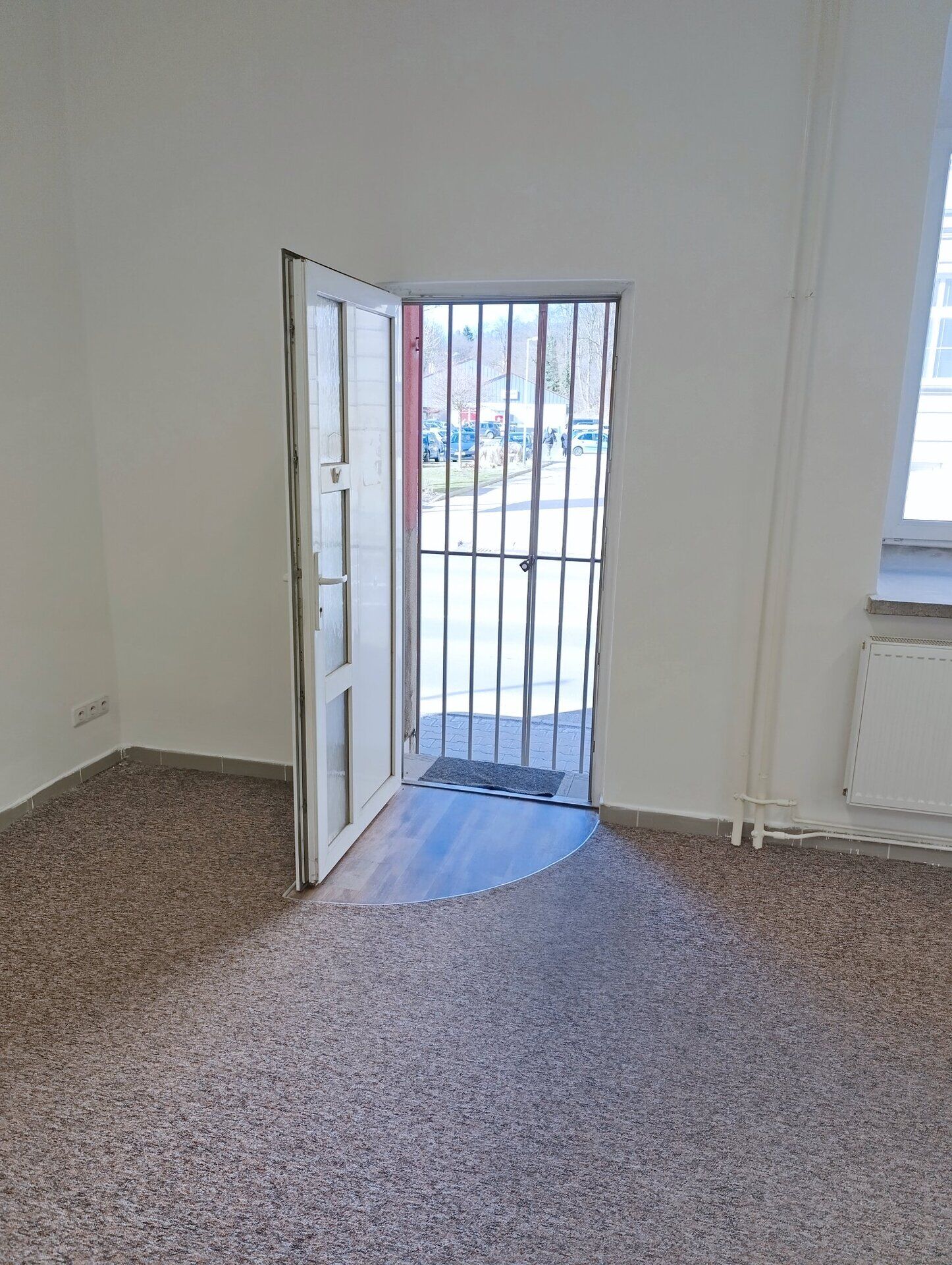 Volná prodejna 41 m2 v přízemí, u hlavní silnice s parkováním vedle prodejny