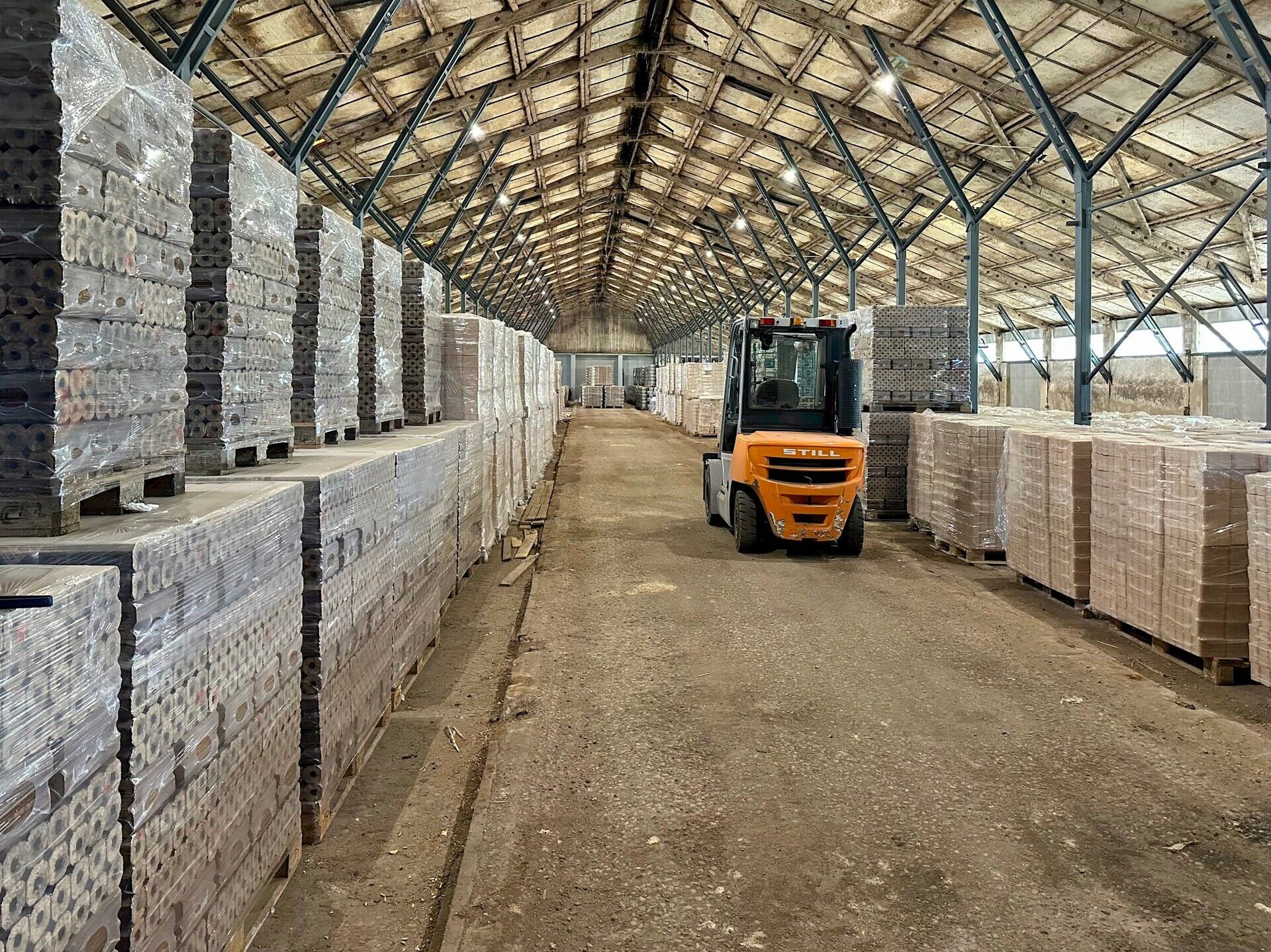 Skladovací areál o výměře cca 2 ha se skladovou halou, zpevněnou plochou a dalšími volnými pozemky