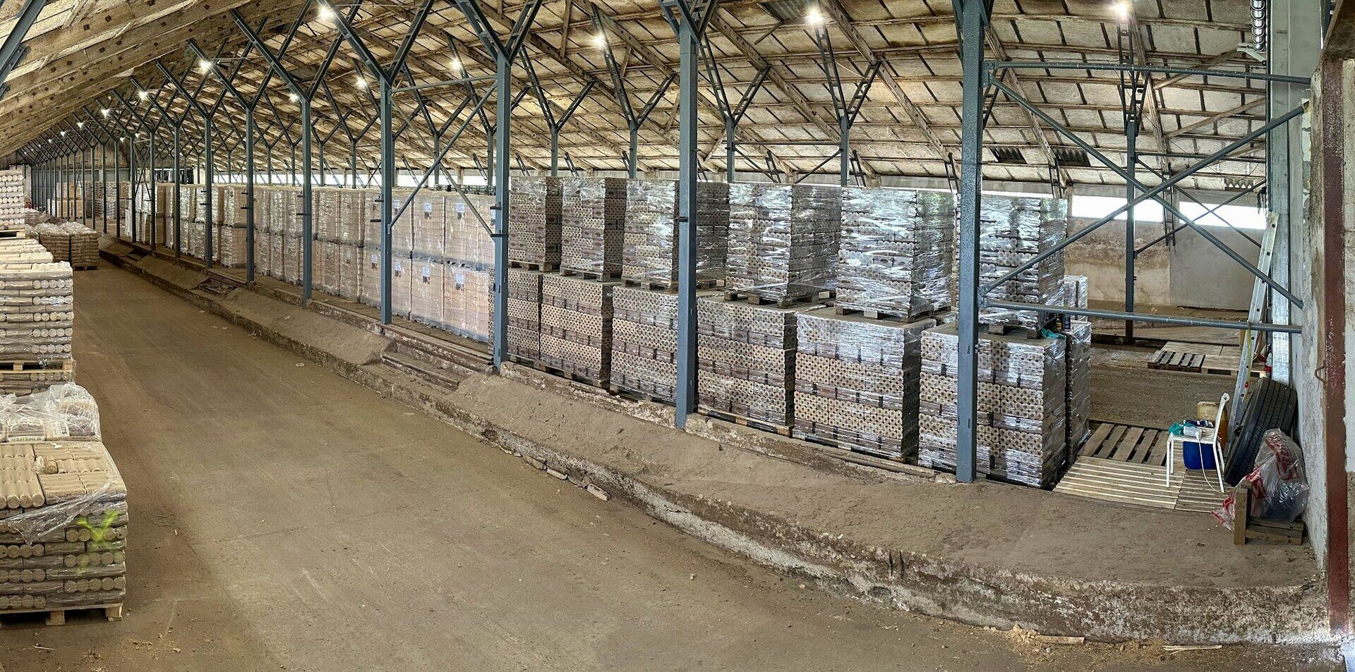 Skladovací areál o výměře cca 2 ha se skladovou halou, zpevněnou plochou a dalšími volnými pozemky