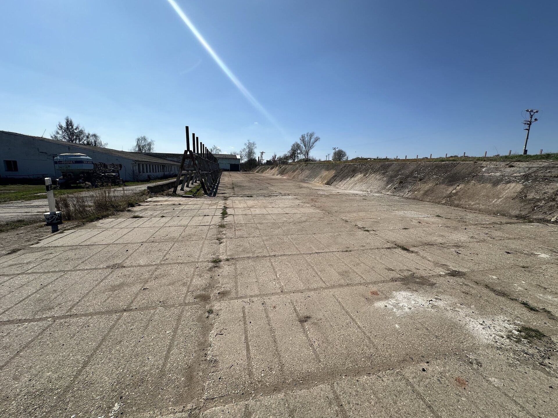 Komerční pozemky 8.200 m2 se skladovou betonovou plochou o výměře cca 2.000 m2.