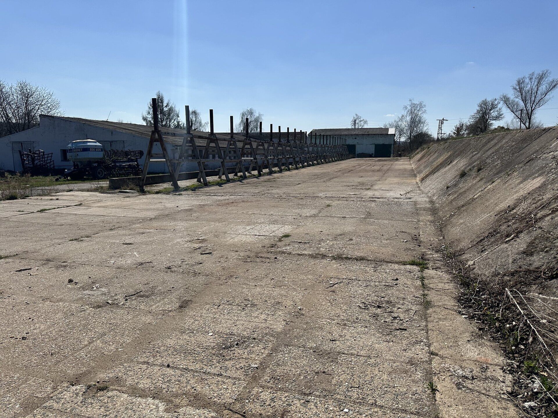 Komerční pozemky 8.200 m2 se skladovou betonovou plochou o výměře cca 2.000 m2.