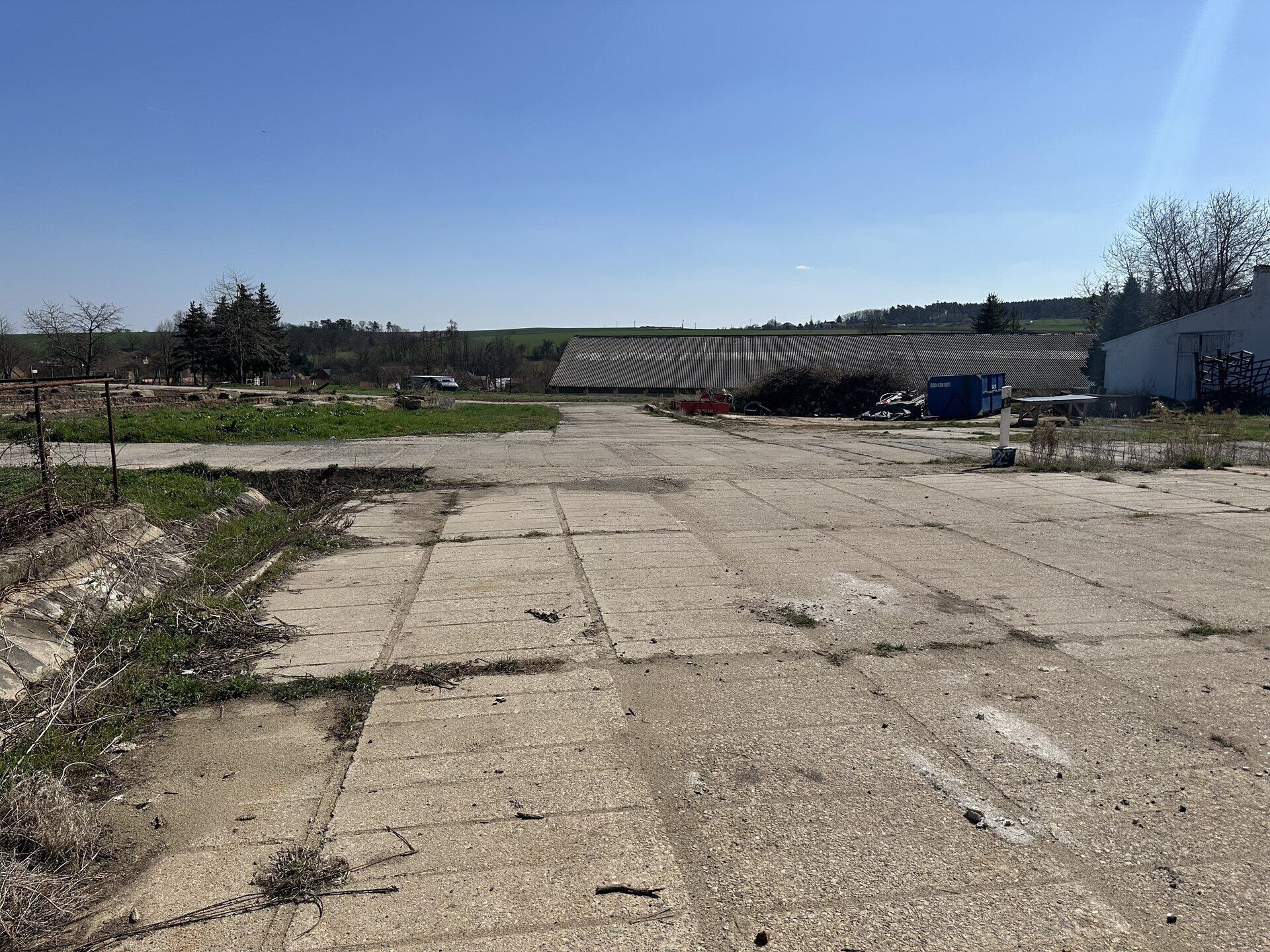 Komerční pozemky 8.200 m2 se skladovou betonovou plochou o výměře cca 2.000 m2.