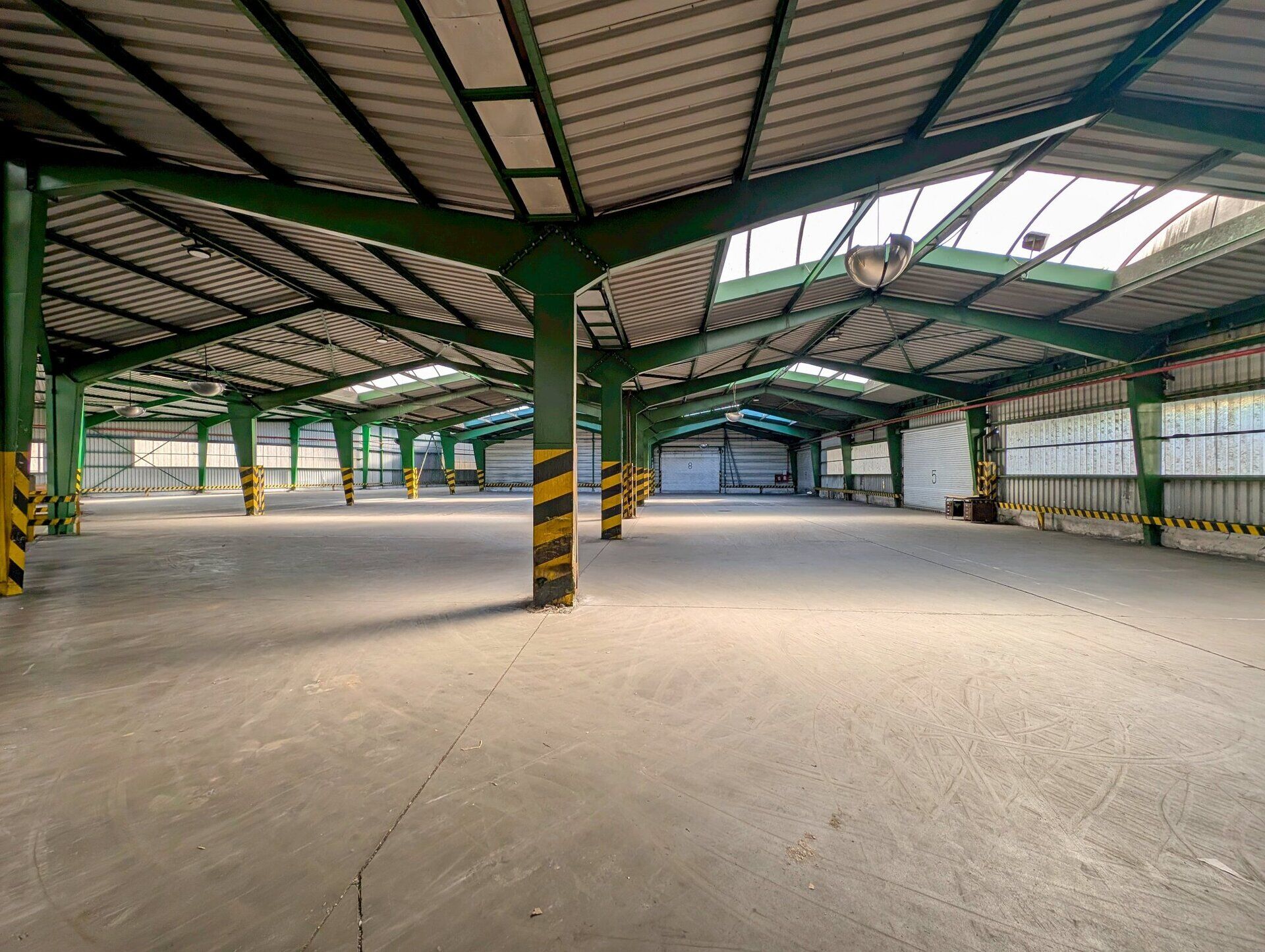 Velká skladová hala č. 16 o ploše 6.805 m2 s rampami pro TIR a rampou pro vlakovou vlečku