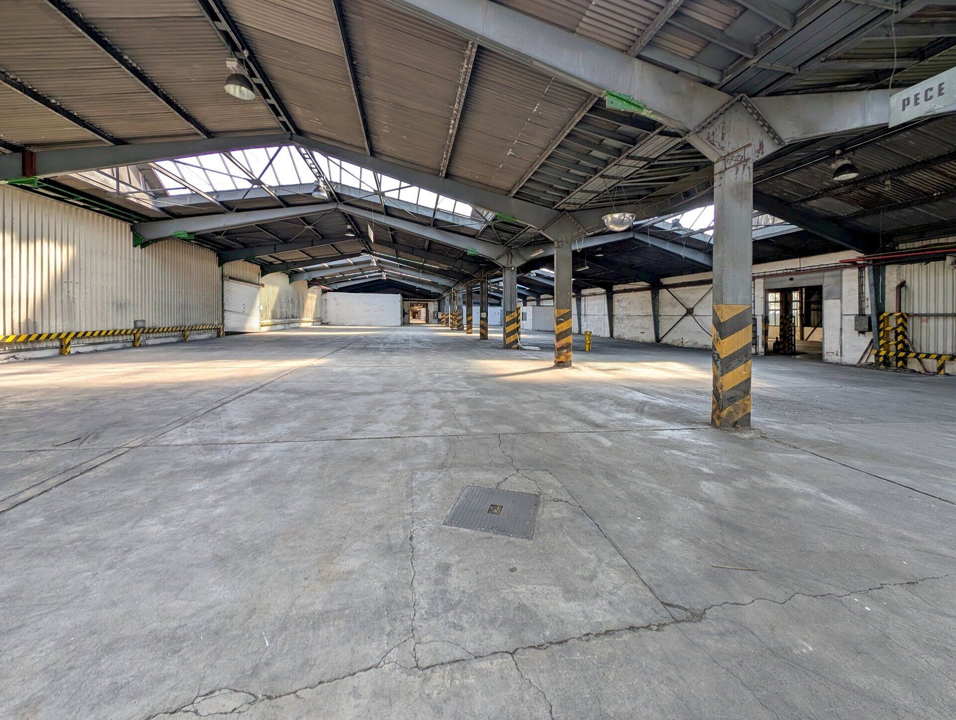 Skladová hala č. 17 o ploše 1.599 m2 s rampami pro TIR a rampou pro vlakovou vlečku