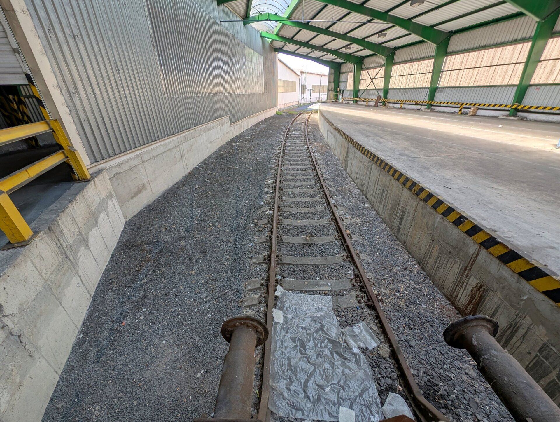 Skladová hala č. 17 o ploše 1.599 m2 s rampami pro TIR a rampou pro vlakovou vlečku