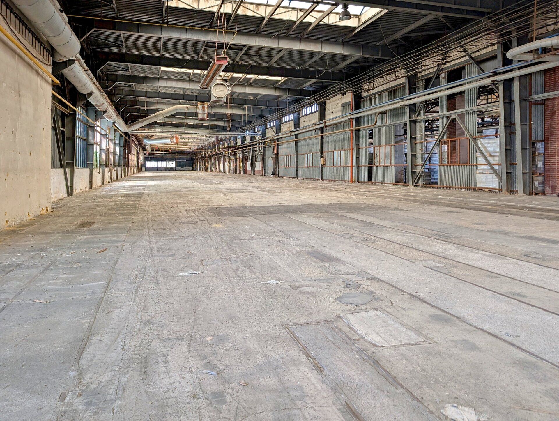 Velká skladová hala č. 21 o ploše 4.604 m2 s přístupem na nákladní rampu pro TIR