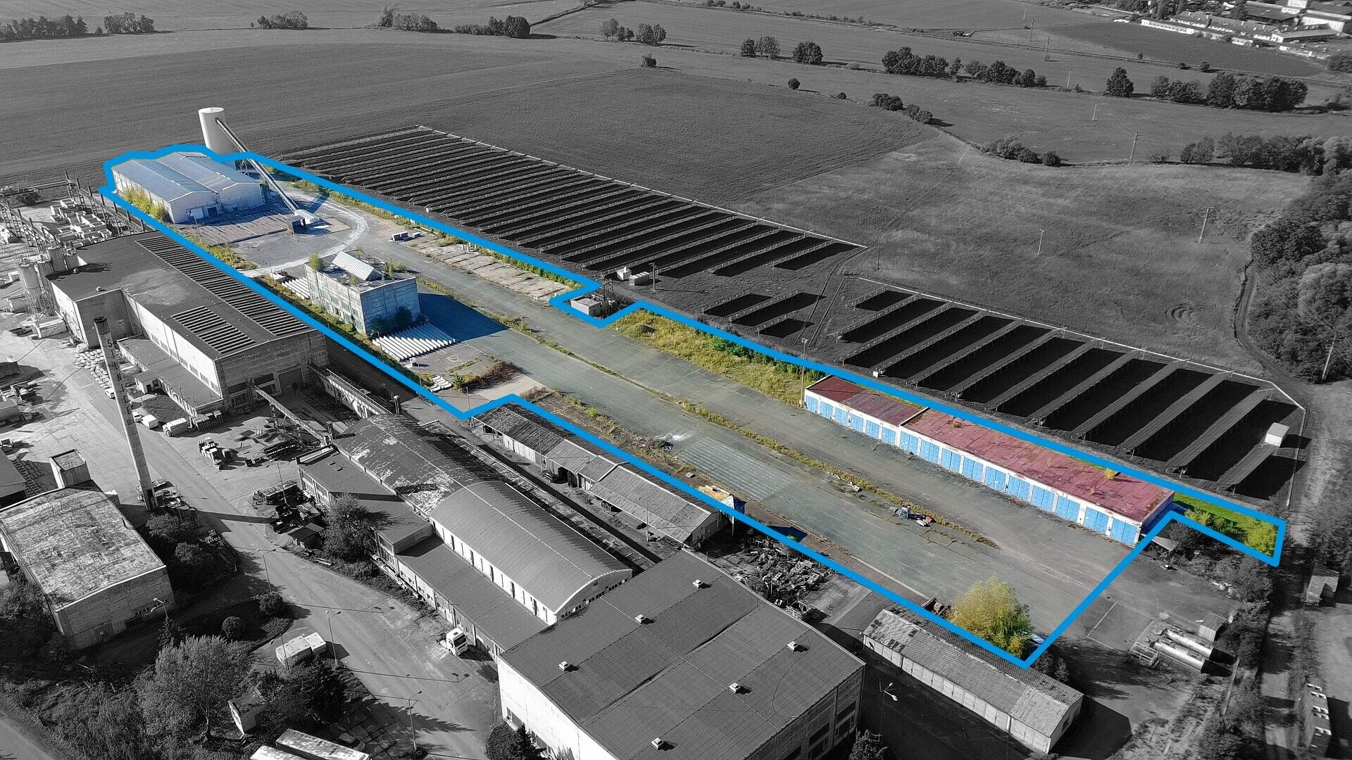 Zpevněný pozemek 23.838 m2 se dvěma halami a objektem garáží