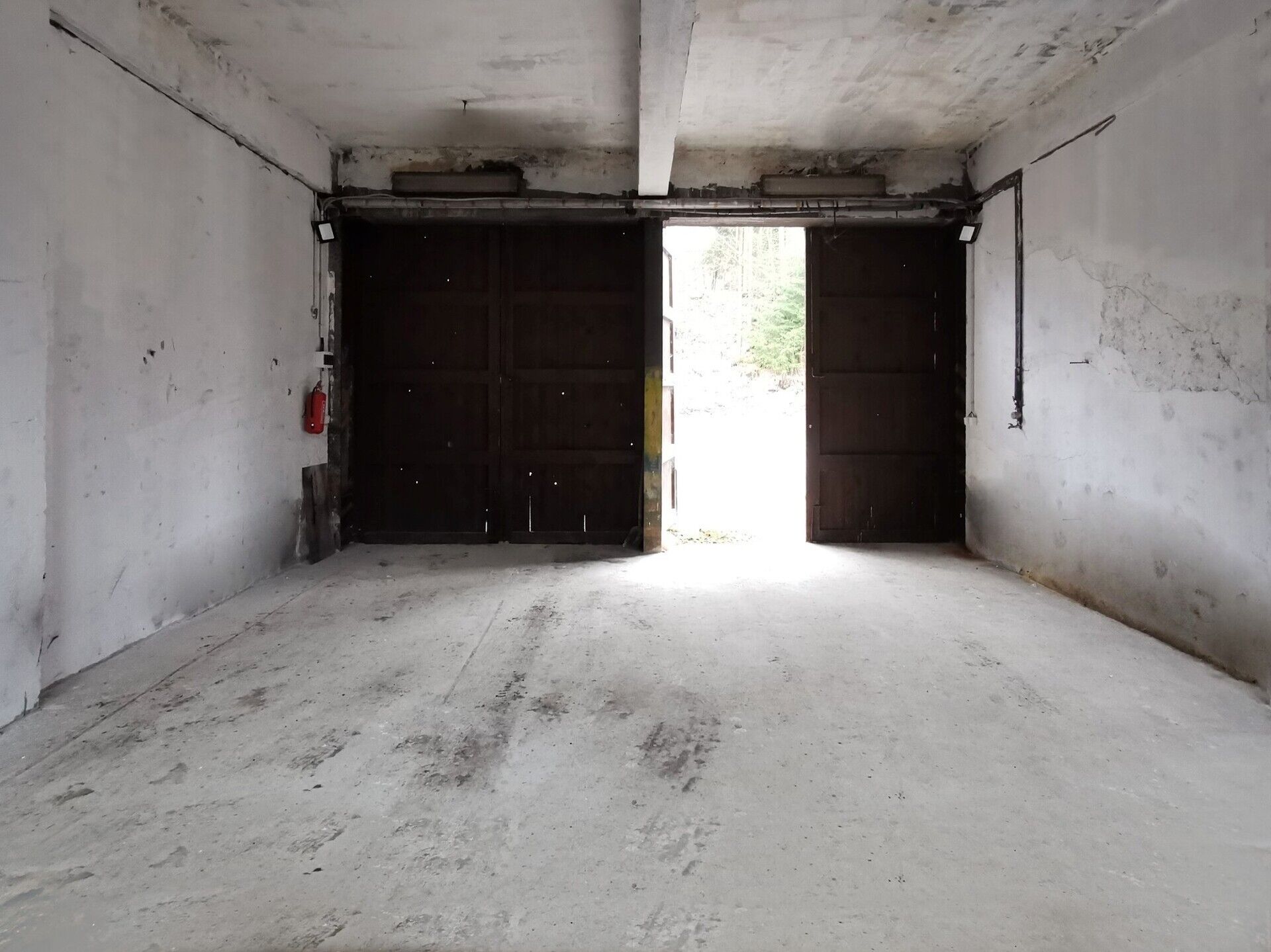 Pronájem prostorné dvojgaráže 57 m2 ve Smržovce