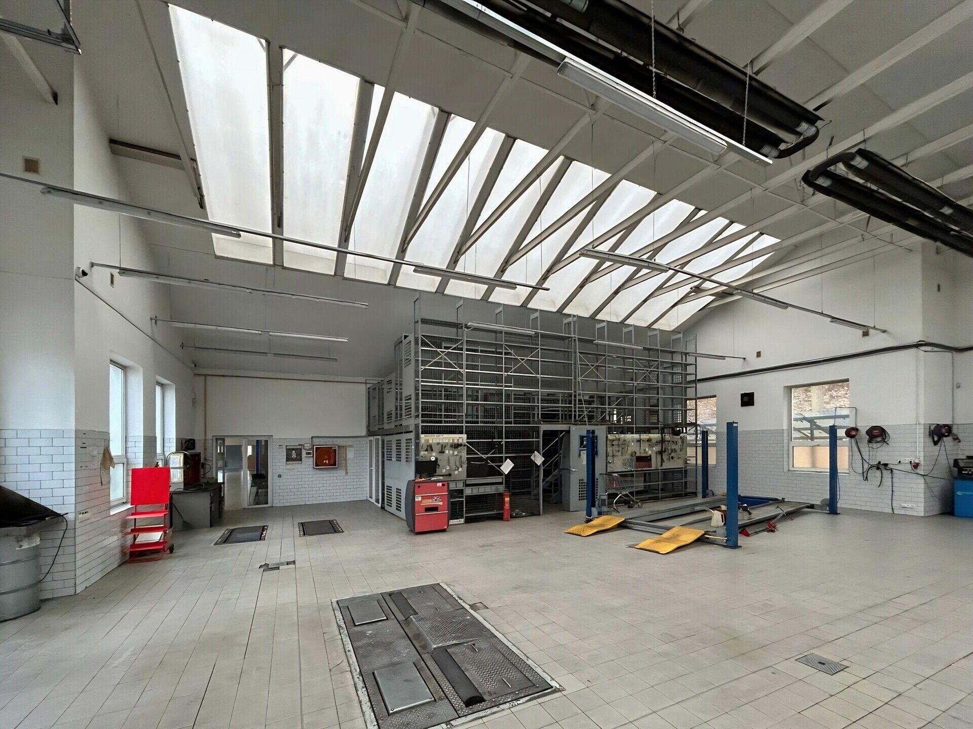 Multifunkční podnikatelský objekt o podlahové ploše 1.500 m2 s pozemky 3.062 m2