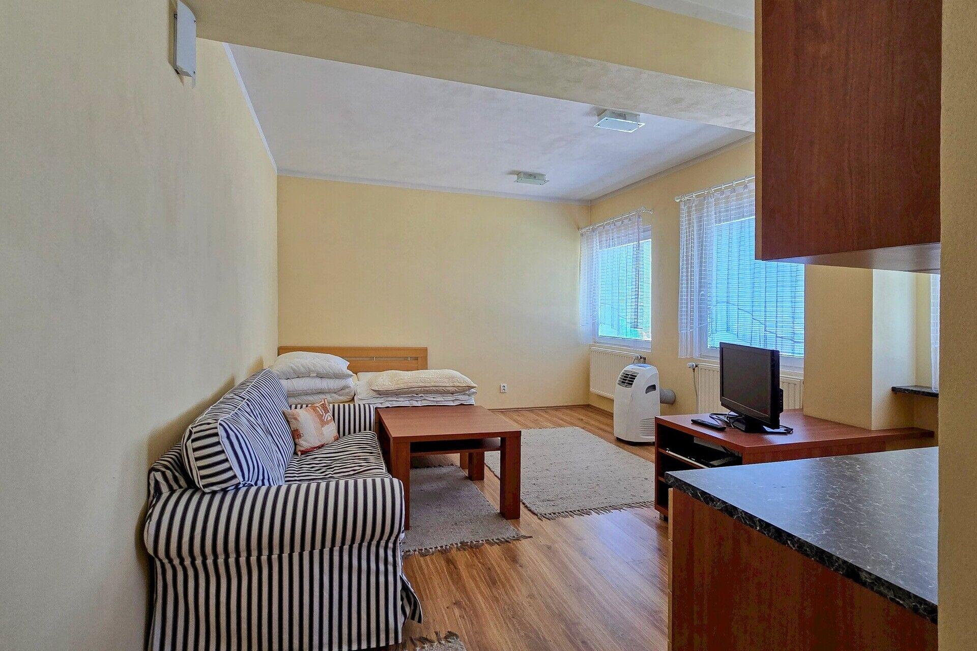 Pronájem klimatizované kanceláře č. 1 o ploše 30 m2 vč. vlastního sociálního zázemí