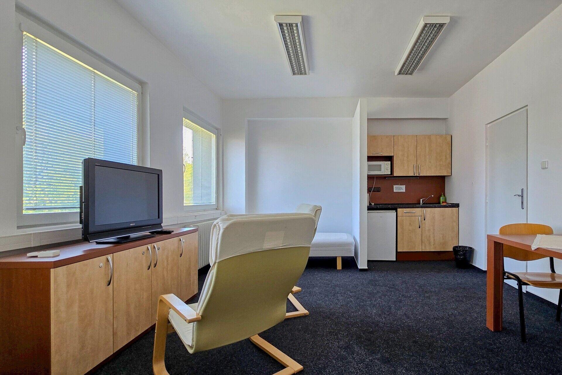 Pronájem klimatizované kanceláře č. 4 o ploše 71 m2 vč. vlastního sociálního zázemí