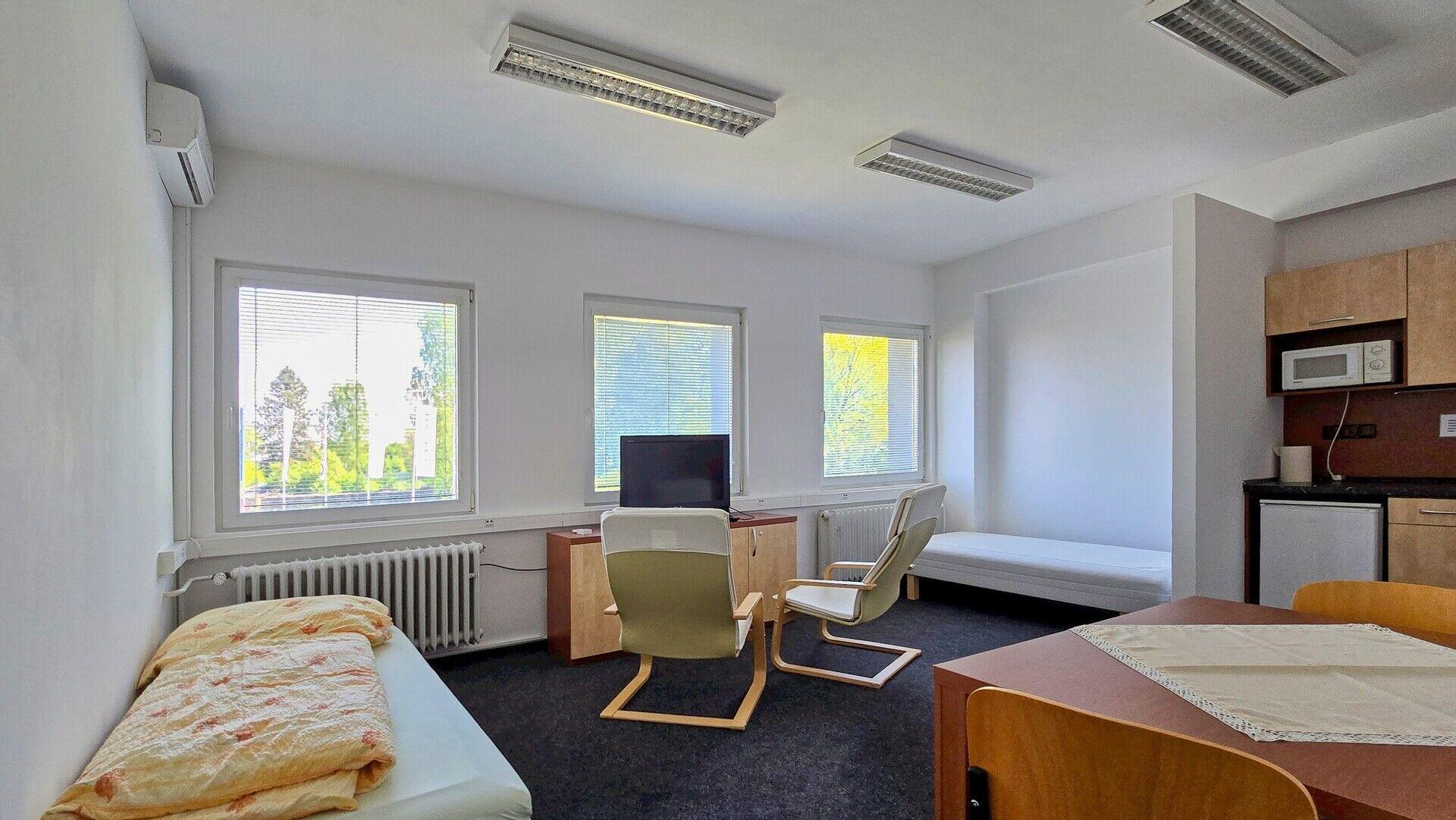 Pronájem klimatizované kanceláře č. 4 o ploše 71 m2 vč. vlastního sociálního zázemí