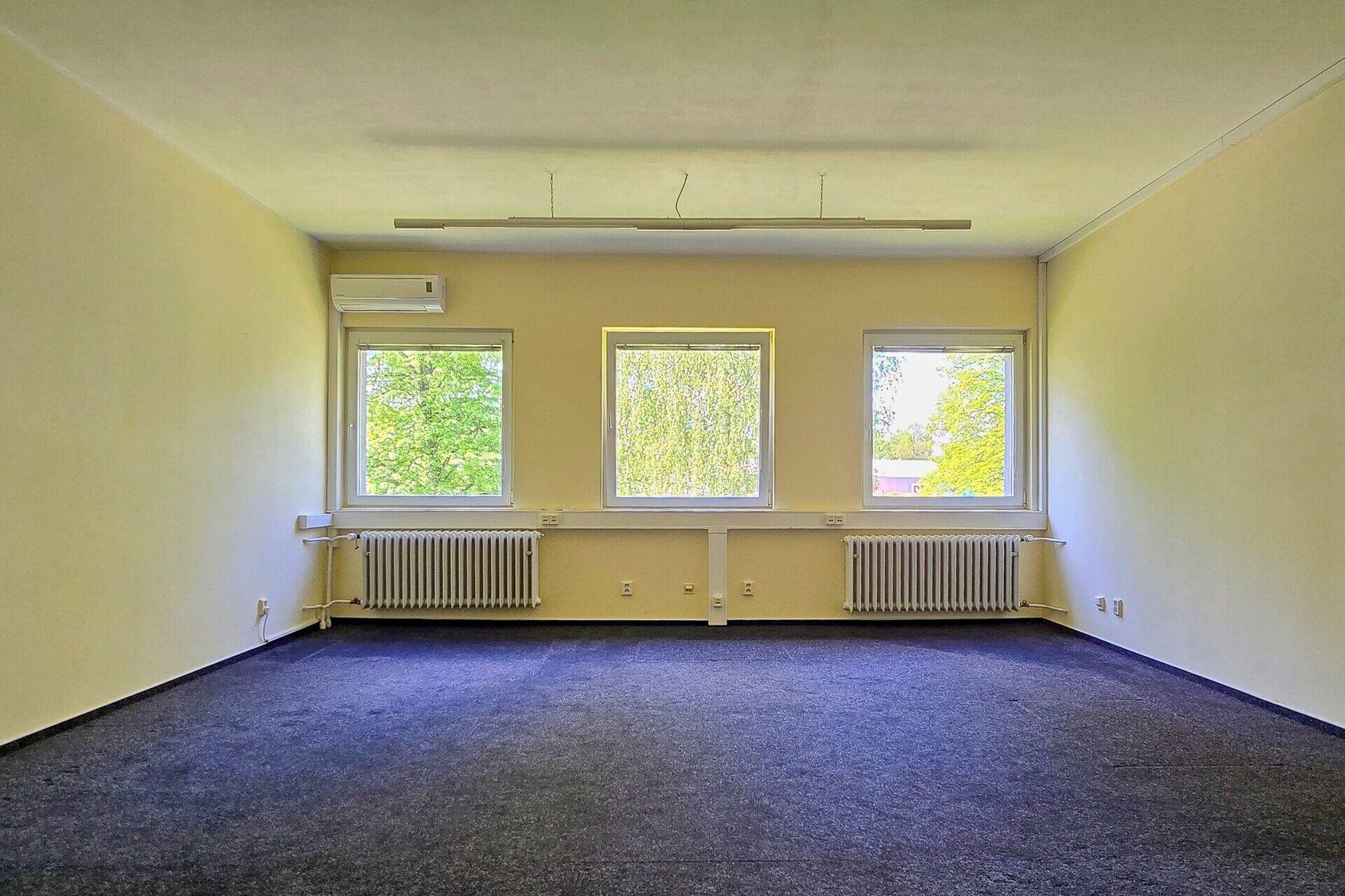 Pronájem klimatizované kanceláře č. 5 o ploše 35 m2 s vlastním parkováním