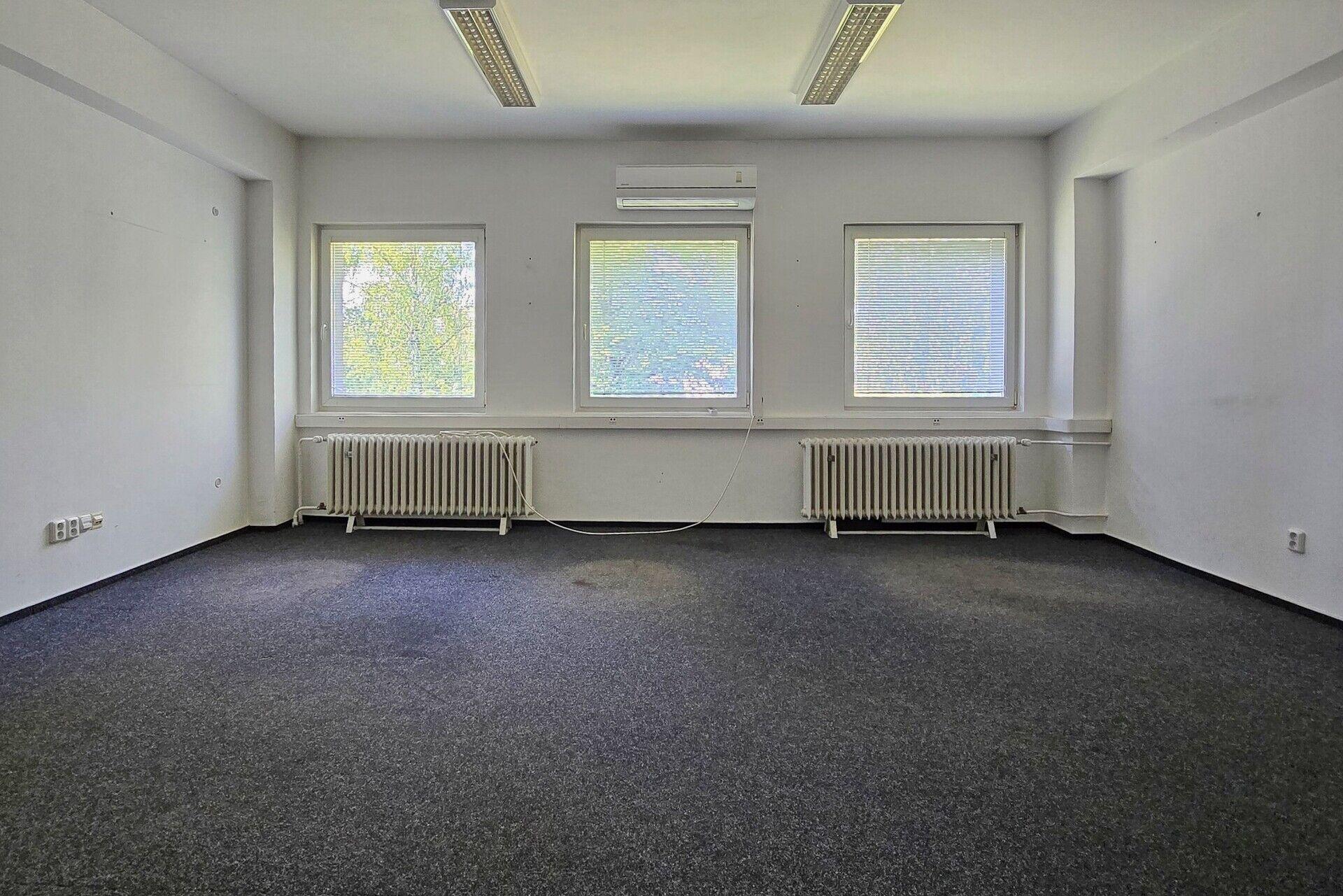 Pronájem klimatizované kanceláře č. 6 o ploše 36 m2 s vlastním parkováním